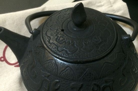 鑄鐵壺開(kāi)壺方法，鑄鐵茶壺怎么開(kāi)壺方法