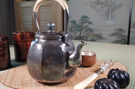 銀壺燒水后水里有黑色的東西，為什么銀壺里有黑點(diǎn)