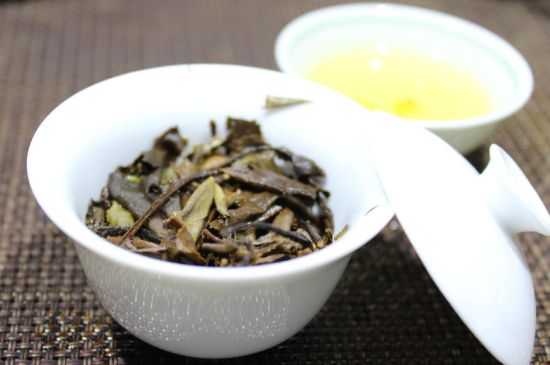 怎么撬老白茶茶餅不容易碎，福鼎白茶如何撬茶方法