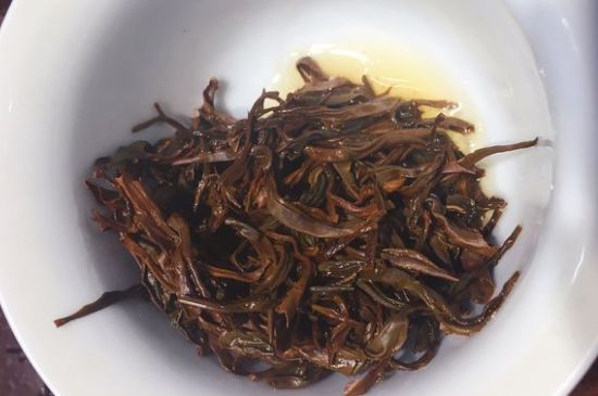 女人喝紅茶好還是喝普洱茶好，普洱茶和紅茶哪個(gè)適合女人喝