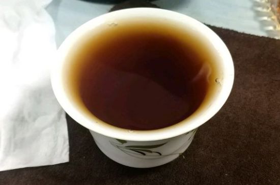 女人喝紅茶好還是喝普洱茶好，普洱茶和紅茶哪個(gè)適合女人喝