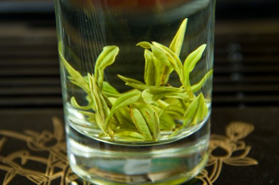安吉白茶冷藏好還是冷凍好？這個(gè)需要根據存放時(shí)間來(lái)選擇
