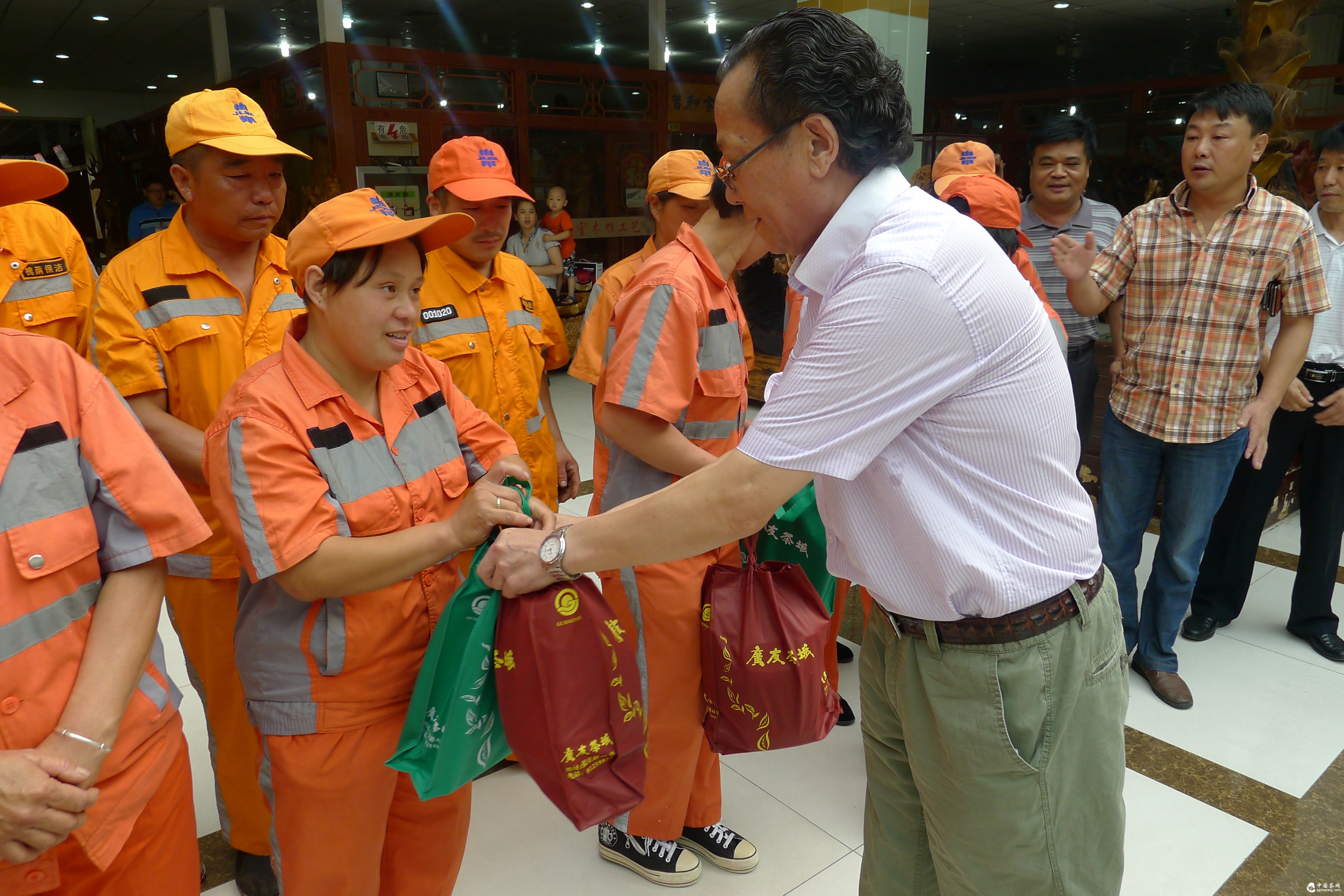 濟南廣友茶城設“愛(ài)心歇腳點(diǎn)” 為環(huán)衛工送夏日清涼茶