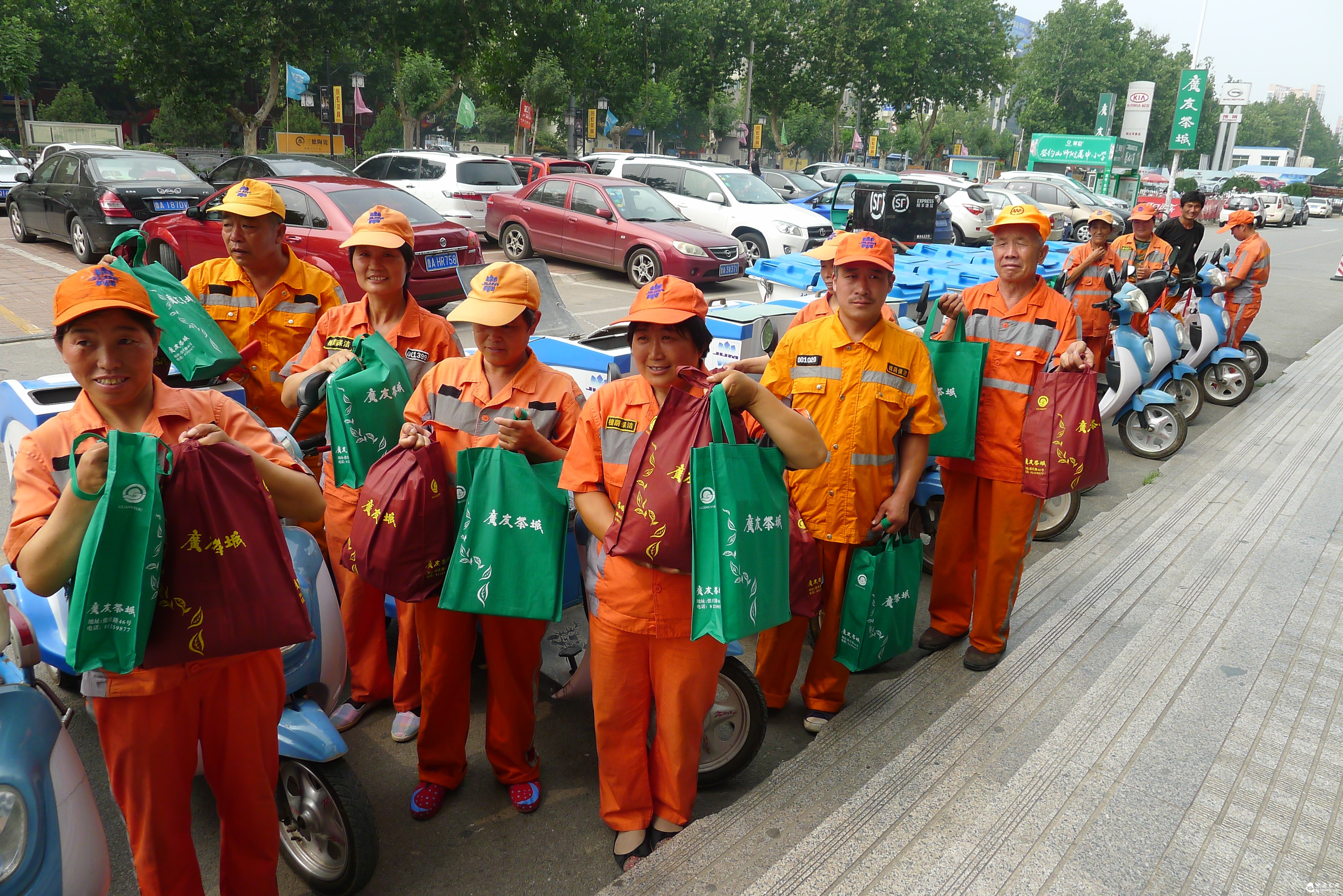 濟南廣友茶城設“愛(ài)心歇腳點(diǎn)” 為環(huán)衛工送夏日清涼茶