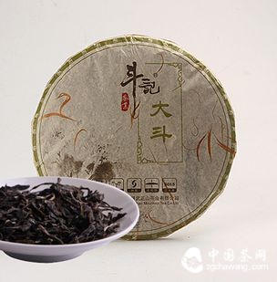 去年第一屆斗記百萬(wàn)茶會(huì )上，有一款小樹(shù)茶，在盲品猜茶環(huán)節中難倒了一票資深茶友，出錯率超高。因為滋味清爽，協(xié)調適口，蜜香保留得非常好，許多人直接將其猜成了大樹(shù)茶。