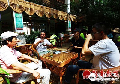 寧夏回族自治區銀川市，是中國古代絲綢之路的咽喉要地，東西方文明在這里匯聚、碰撞，創(chuàng  )造了銀川獨特的燦爛文化，八寶蓋碗茶就是銀川獨特文化的代表之一。