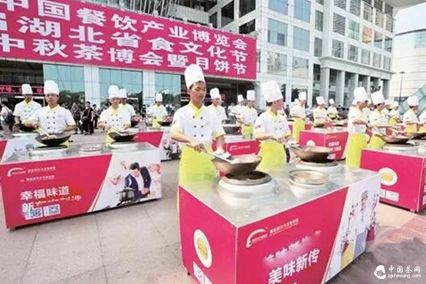 中國餐飲博覽會(huì )驚現茶王，60年代普洱茶磚萬(wàn)元一斤