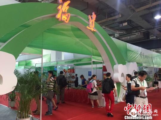 圖為福建省攜“閩貨華夏行”系列展銷(xiāo)活動(dòng)亮相2015中國(長(cháng)沙)國際食品展覽會(huì )?！◆斠?攝