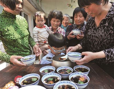 喝“七家茶”、掛咸鴨蛋，老蘇州過(guò)立夏節氣有很多有趣的講究，但這種傳統對小蘇州、新蘇州來(lái)說(shuō)卻有些陌生。趁著(zhù)立夏時(shí)節，來(lái)自蘇州市姑蘇區滄浪亭社區的陸怡和朱秀娟兩位老蘇州精心準備了“七家茶”，邀請左鄰右舍來(lái)嘗嘗“老味道”。
