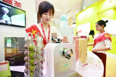 自動(dòng)化的茶飲機讓喝茶如同喝咖啡般簡(jiǎn)單。記者詹松 攝