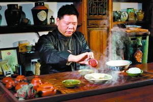 葉漢鐘身心都沉浸在泡茶、品茶的樂(lè )趣中。