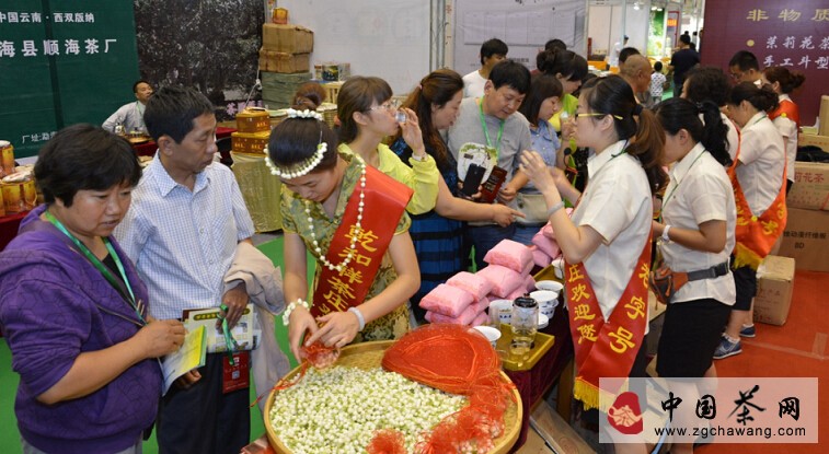 配圖2:太原茶博會(huì )現場(chǎng)市民在乾和祥展位品茶