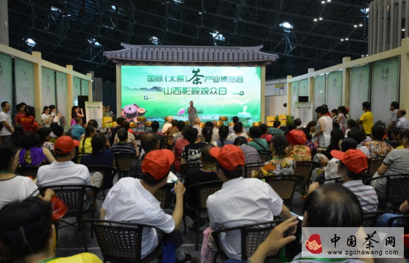 品茗知味•孝子奉茶，來(lái)自幼兒園的小朋友親手為父母奉上一杯熱茶，表達愛(ài)意。