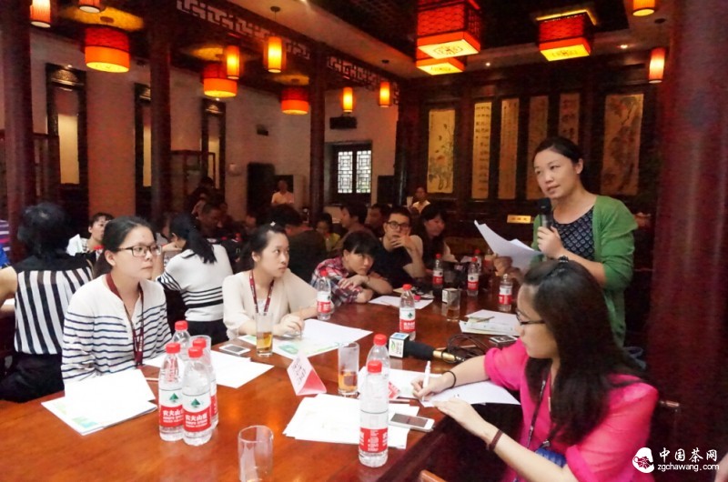 圖2：南京茶博會(huì )新聞茶會(huì )上，媒體記者踴躍提問(wèn)