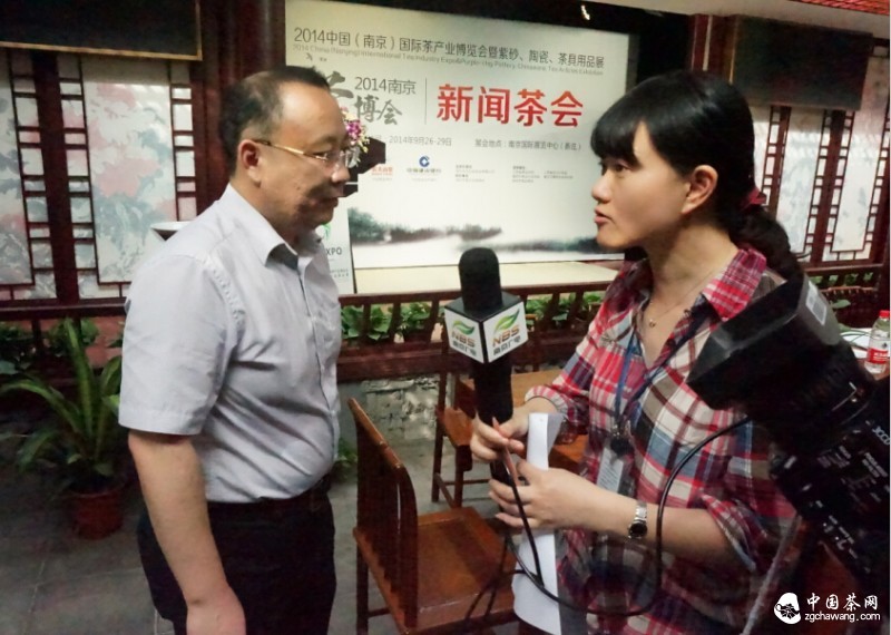 圖3：南京茶博會(huì )李總熱情向媒體介紹展會(huì )籌備情況