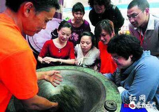 (在開(kāi)幕式上，炒茶師現場(chǎng)展示傳統炒茶技藝，受到市民圍觀(guān)。)