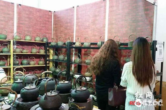 (各種茶具茶器匯聚展會(huì )，成為本屆茶博會(huì )一大特色。)