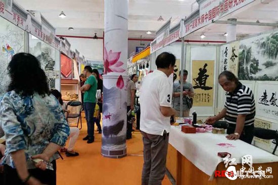 (自古茶與藝術(shù)不分家，現場(chǎng)還展出了多位書(shū)畫(huà)名家的優(yōu)秀作品。)